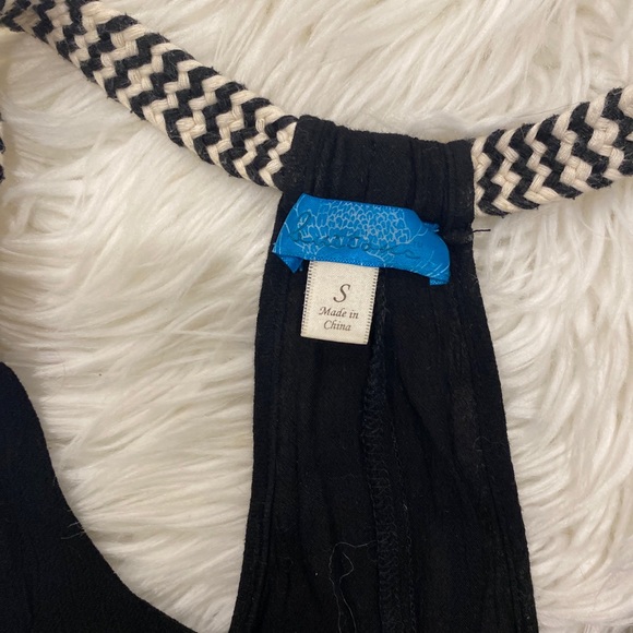 Francescas Black tank with shoulder details - Picture 3 of 3